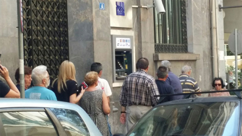 Ρεπορτάζ της «Suddeutsche Zeitung» για τις ουρές μπροστά από τα ΑΤΜ στην Αθήνα