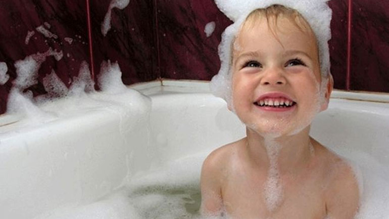 Πώς το παιδάκι σας θα ξεπεράσει τον φόβο του για το νερό;