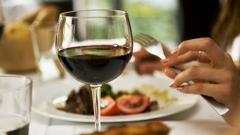 Αύξηση τζίρου 13,4% στις υπηρεσίες καταλύματος-εστίασης