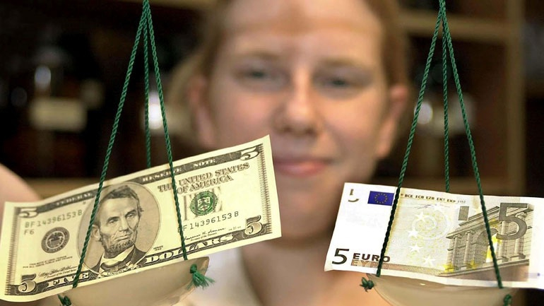 Οριακή πτώση για το ευρώ