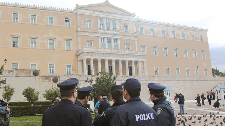 Με πολιτικά η αστυνομική φρουρά της Βουλής