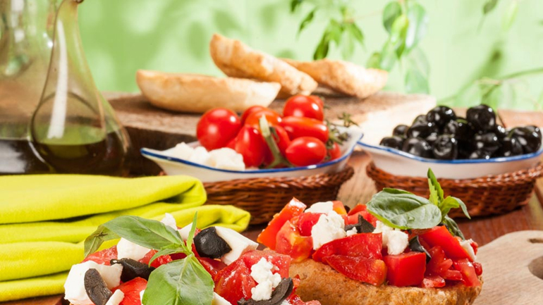 Aπομακρύνονται από τη μεσογειακή διατροφή οι μαθητές