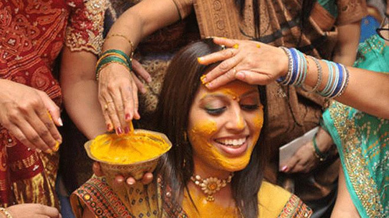 Μάσκα με βάση την κουρκούμη για να εξαφανίσετε τις ρυτίδες