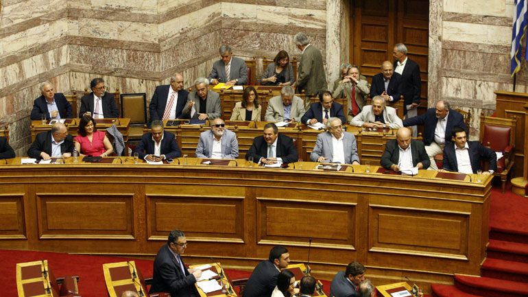 Τα μεσάνυχτα η ονομαστική ψηφοφορία για την πρόταση δημοψηφίσματος