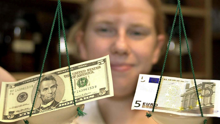 Οριακή πτώση καταγράφει το ευρώ