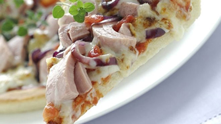 Μεσογειακή πίτσα με τόνο