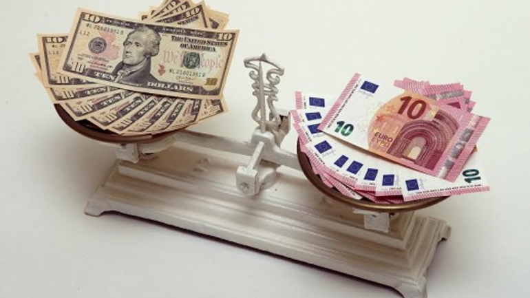 Πτωτικά κινείται το ευρώ