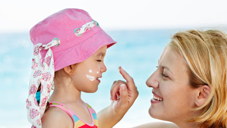 Έτσι θα επιλέξετε το σωστό αντηλιακό για το μωρό σας