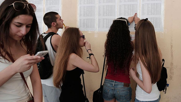 Πολύ λιγότεροι οι αριστούχοι των πανελλαδικών εξετάσεων εφέτος