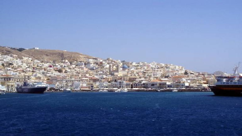 Στο λιμάνι της Μήλου παραμένει το «Speedrunner» λόγω κακοκαιρίας