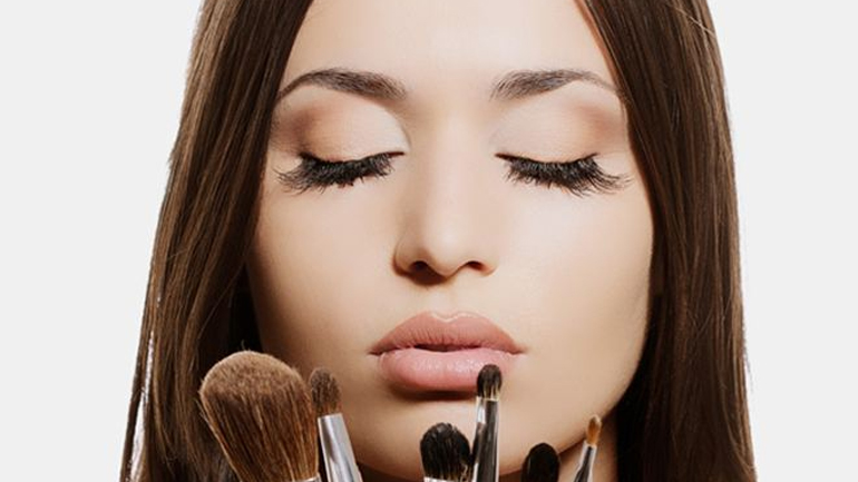 Ποιος είναι ο καταλληλότερος φωτισμός για να κάνεις το μακιγιάζ σου;