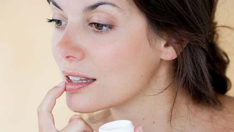 Μάθε γιατί πρέπει να βάζεις lip balm πριν πέσεις για ύπνο!