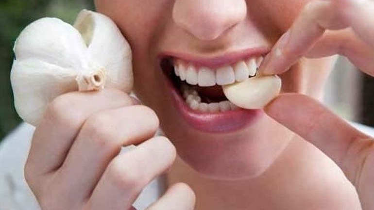 Το μυστικό για να απαλλαγείτε από την κακοσμία του σκόρδου