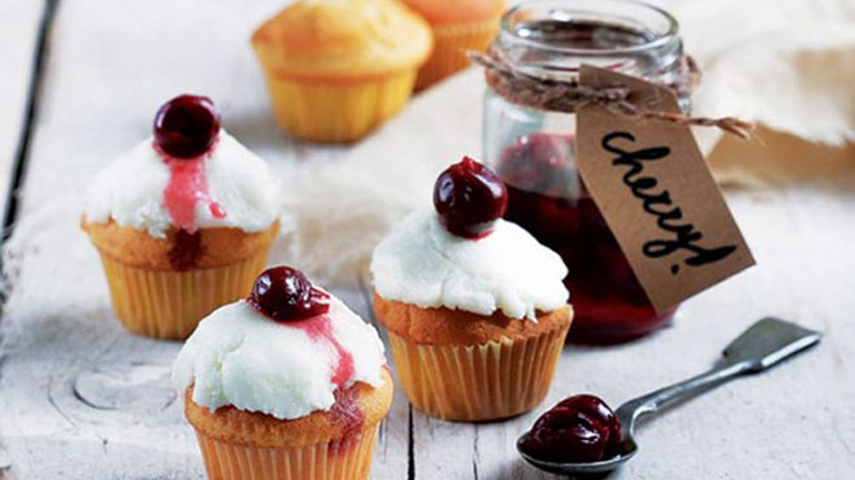 Cupcakes με βύσσινο που θα ξετρελάνουν μικρούς και μεγάλους!