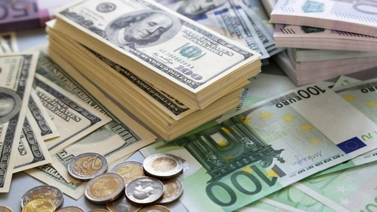 Υποχωρεί το ευρώ