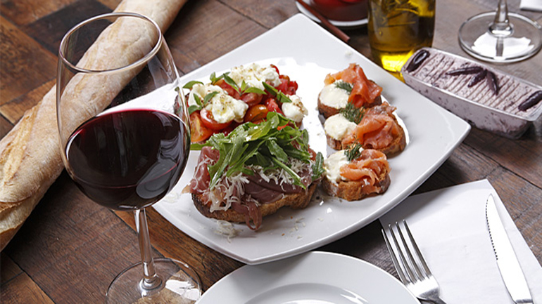 «Σύμμαχος» των διαβητικών το κρασί με το βραδινό φαγητό