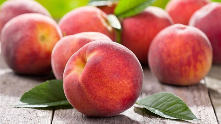 Θεσσαλονίκη: Μοίρασαν επτά τόνους ροδάκινα σε 1.500 απόρους