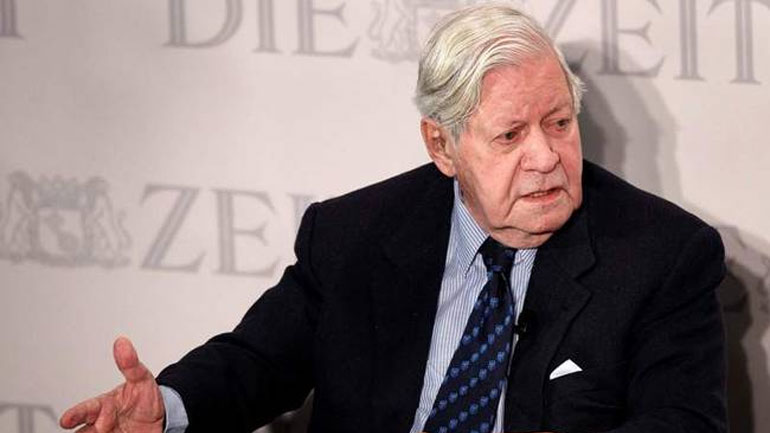 Σε κλινική λόγω αφυδάτωσης ο Χέλμουτ Σμιτ – Ευχές για ταχεία ανάρρωση από τον Παυλόπουλο