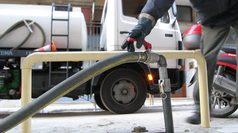 Βενζινοπώλες: «Να μειωθεί ο ΕΦΚ στο πετρέλαιο θέρμανσης»