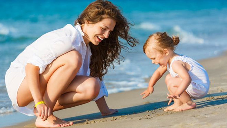 Όσα πρέπει να περιέχει η τσάντα του παιδιού σας για την παραλία!