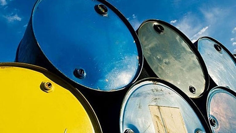 Υποχωρεί η τιμή του πετρελαίου