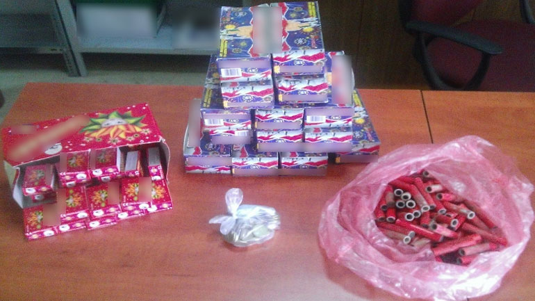 Το περίπτερο διέθετε και… κροτίδες