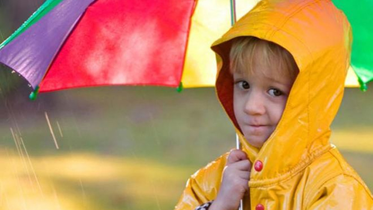 Δείτε τι πρέπει να έχει η τσάντα του παιδιού σε περίπτωση ξαφνικής βροχής!