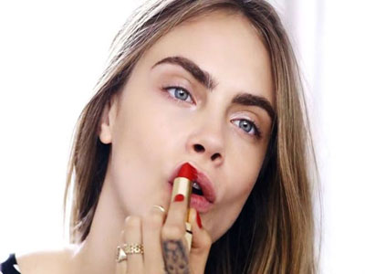 Κόκκινα χείλη: Ανάδειξέ τα με δύο κινήσεις!