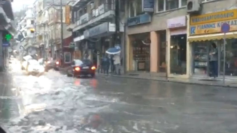 Προβλήματα από την κακοκαιρία στη Β. Ελλάδα – Πού έχει διακοπεί η κυκλοφορία