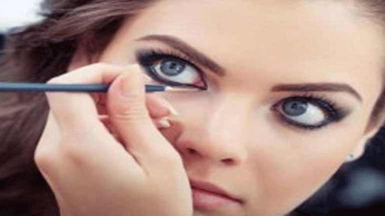 Πώς να βάζετε μολύβι ματιών για να μην ερεθίζετε τα μάτια σας