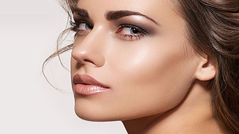 Δώστε έξτρα λάμψη στο μακιγιάζ σας με δύο απλές κινήσεις