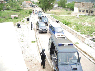 Αλβανία: Σε εξέλιξη η αστυνομική επιχείρηση στο Λαζαράτι