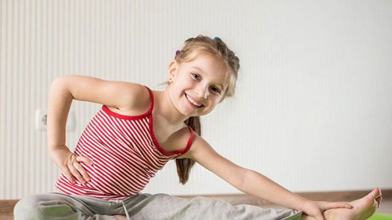 Γιατί τα παιδιά αξίζει να δοκιμάσουν ένα μάθημα γιόγκα