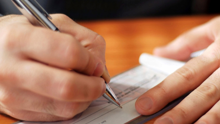 Μόνο με επιταγή η αποπληρωμή οφειλών άνω των 200 ευρώ στην εφορία