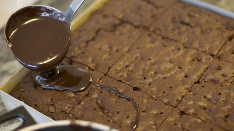 Φτιάξτε την πιο εύκολη και νόστιμη συνταγή σοκολατόπιτας