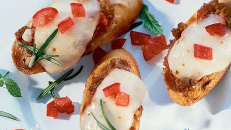 Μπρουσκέτες με ψιλοκομμένο χοιρινό και πιπεριές