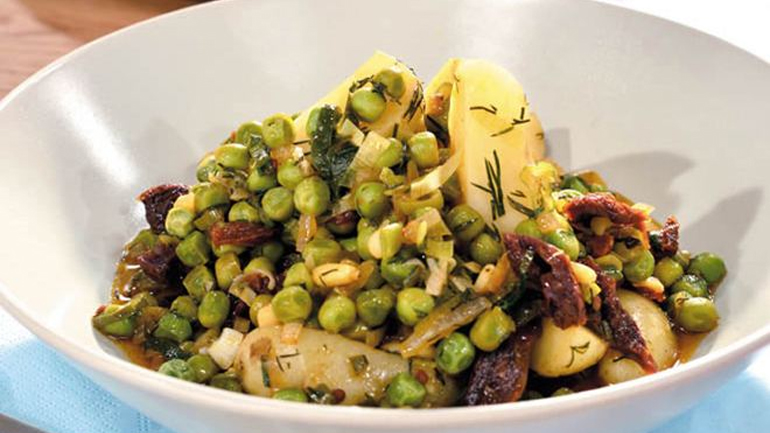 Αρακάς λαδερός με λιαστές ντομάτες