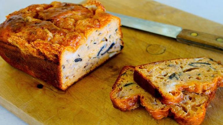 Κέικ αλμυρό με τυριά και μανιτάρια