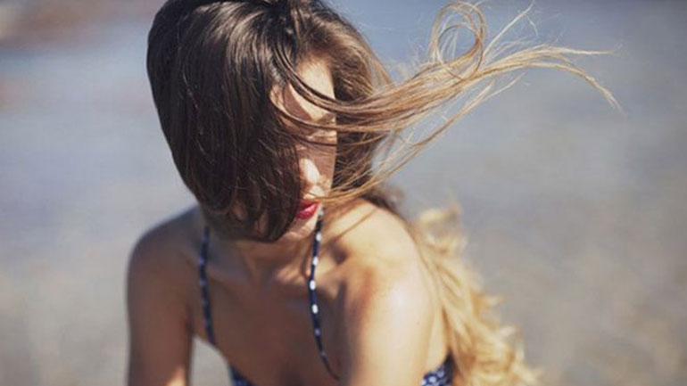 DIY: Πώς θα φτιάξεις τη δική σου λακ μαλλιών!