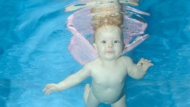 Διαβάστε πώς το κολύμπι βοηθά το μωράκι σας