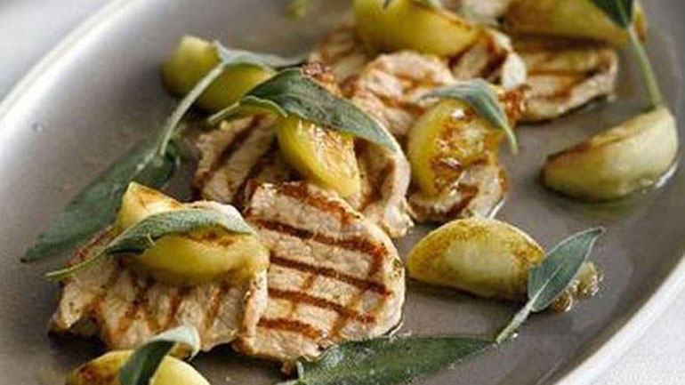 Σε 15 λεπτά: Χοιρινά μπριζολάκια με μήλο και φασκόμηλο