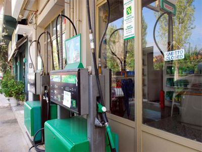 Εισέβαλαν σε βενζινάδικο με καλάσνικοφ Εισέβαλαν σε βενζινάδικο με καλάσνικοφ