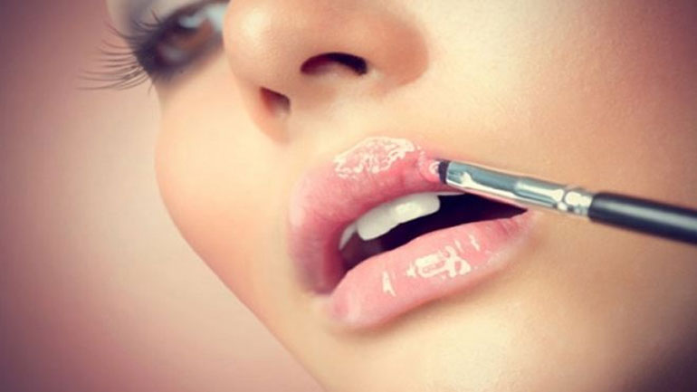 Ζουμερά χείλη με τέσσερα μόνο βήματα