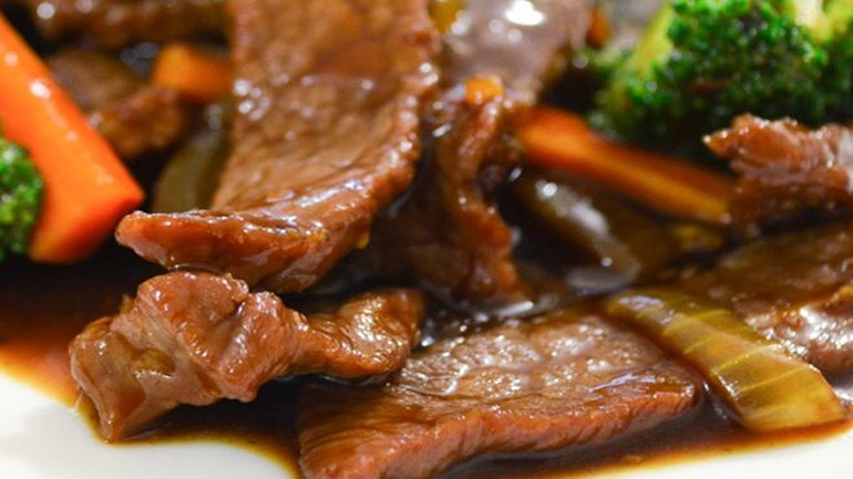 Νόστιμο χοιρινό στο γουόκ με πιπεριές, μέλι και κόλιανδρο