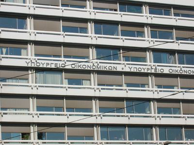 ΥΠΟΙΚ: Κατασχέσεις καταθέσεων με διαδικασίες-εξπρές