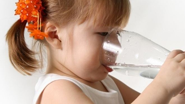 Μάθετε το παιδάκι σας να πίνει νερό με το φαγητό του