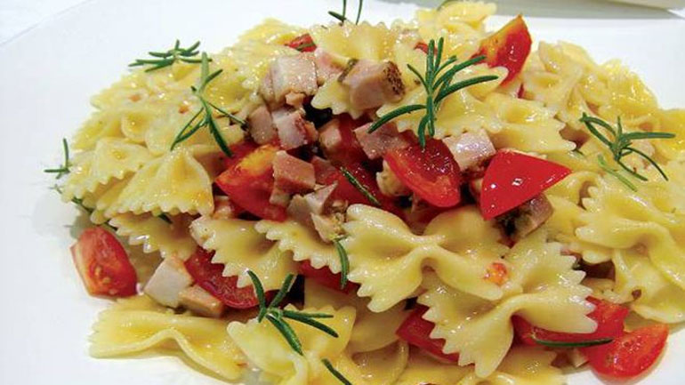 Πολύχρωμη, δροσερή σαλάτα με φαρφάλες και λαχανικά