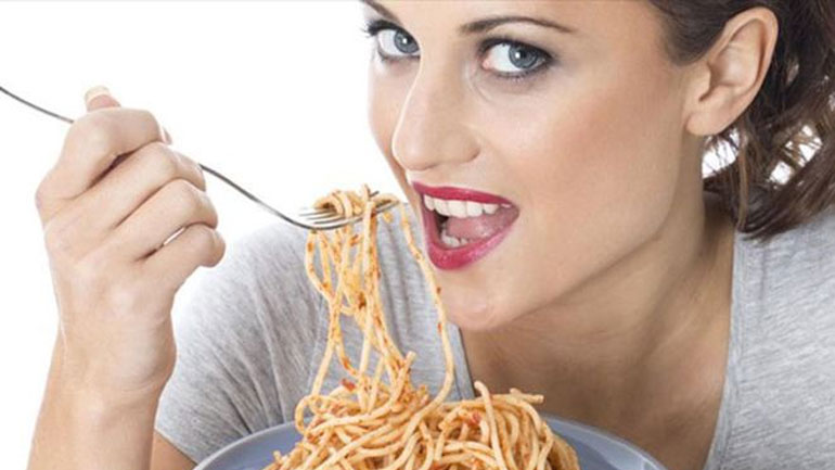 Γιατί η μοναξιά οδηγεί στο… φαγητό;