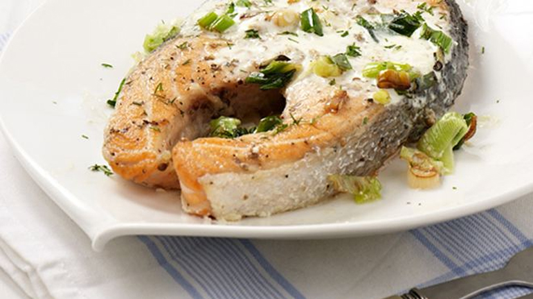 Φιλέτα σολομού με λευκή σάλτσα