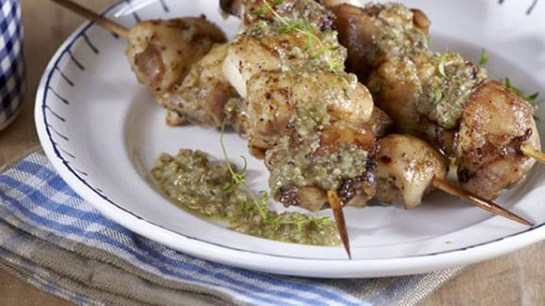 Κοτοσουβλάκια με πέστο κάπαρης